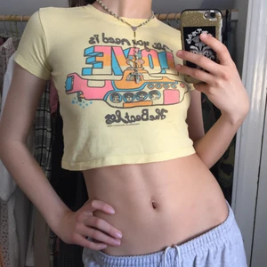 Baby-te  - Tröja med the Beatles på. Köpt secondhand, en barn tröja men kan bli en fin topp✨