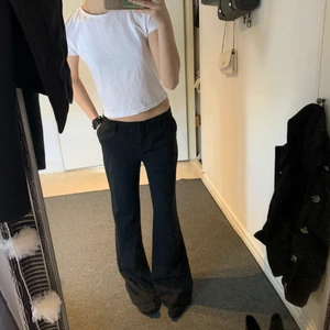 Lågmidjade kostymbyxor  - Svarta lågmidjade kostymbyxor skitsnygga!!! , storlek M men passar S också , Buda från 150kr