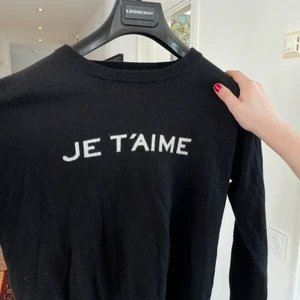 Zadig & Voltaire stickad  - Stickad tröja från Zadig. Jätte mysigt och älskar men kommer tyvärr inte till användning. Kan skicka fler bilder privat