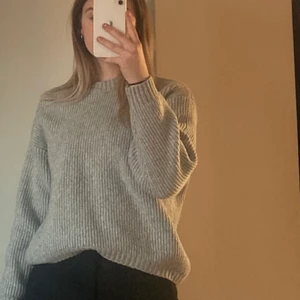 Stickad tröja - En grå stickad tröja som inte kommer till användning längre! Inga defekter endast lite nopprig på vissa ställen men ingen som man tänker på!🥰