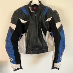 Dainese skinnjacka  - Skön mc jacka från Dainese. Äldre modell som har en del slitningar därav priset. Finns matchande byxor som går att knäppa ihop (skinnställ). Skydd i axlar och armbågar 💙 svensk storlek ungefär 42. Säljer pga att de är för stort för mig