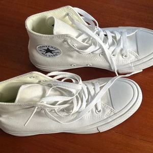 Converse Chuck Taylor  - *Uppdatering* BUDGIVNING ÄR STARTAD! Många hörde av sig, så för att göra det rättvist  kör jag därför budgivning. Jag fortsätter däremot svara på frågor och skicka bilder i chatten✨✨  NYA Converse Chuck Taylor i stl 38! Aldrig använda pga tyvärr för stora för mig✨
