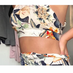 set ifrån zara 💓 - Set ifrån zara, köpt för något år sedan och den har bara legat i garderoben, så knappt använda. Stolek S men passar också xs 🥰, det är en halterneck topp och en långkok med slits. Säljer hela setet för 200kr inklusive frakt 🥰💖 