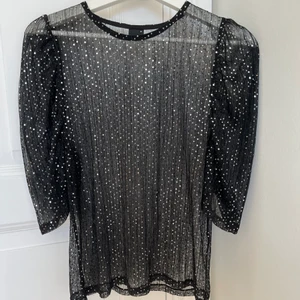 Glittertopp - Jättefin genomskinlig topp med paljetter från Gina Tricot