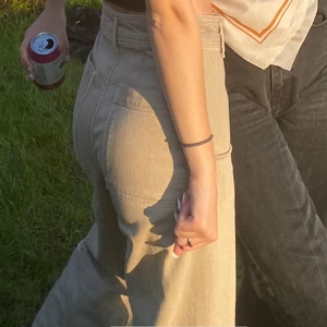 Beiga raka zara jeans  - Ett par raka jeans från zara i väldigt bra skick! 