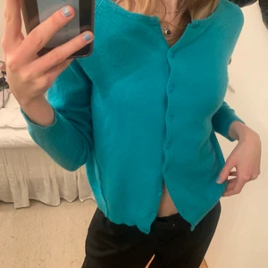 kofta - riktigt skön och så söt kofta! färgen är mer grön i verkligheten 