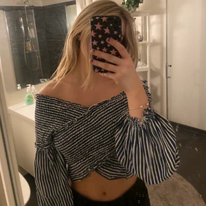 Topp - Säljer denna fina tröja jag köpte i Spanien på zara, så fin men använder tyvärr inte längre. 🤩🤩