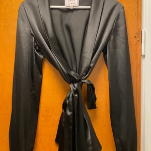 Daisy Grace - Svart Daisy Grace i jättefint skick. Knytes fint i midjan.