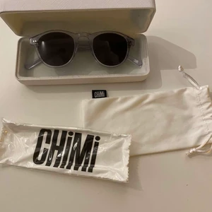 Chimi glasögon - Jag säljer nu mina Chimi glasögon för att de inte kommer till användning. Dom ser helt oanvända ut och är knappt använda. Bara höra av er för fler bilder:))