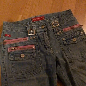 y2k jeans - skiiiitsnygga low waisted trekvarts jeans från märket punky fish. okänd storlek men passar xs/s. massa snygga detaljer på öglor och fickor 😍 vid köp av 2 eller fler par jeans får du rabatt. möter upp i stockholm, annars står köparen för frakten <3