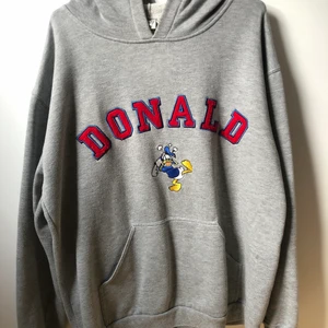 Disney hoodie - Vintage Disney Hoodie, Donald duck. Fint skick, använd några gånger. Storlek M, passar mig som är 180 väger 75. Fitpic i pm. Pris 100kr! 