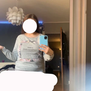 Vanlig basic tröja  - säljer den för att den kommer aldrig till användning den är använd ksk 2ggr men it mer den är som nyskick inget fel eller nåt ☺️ är i storlek M men hade även passat S☺️