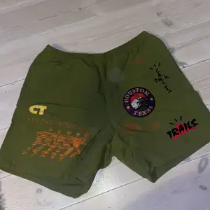 Gröna shorts från Cactus Jack/Travis Scott. Dom e inte använda mkt men tryck har tyvärr slitits i tvätten. Köpare står för frakt. Storlek s