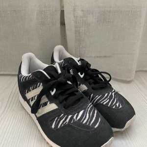 Adidas sneakers i zebramönster - Fint skick - endast använda ett fåtal gånger. Går ej att köpa längre.