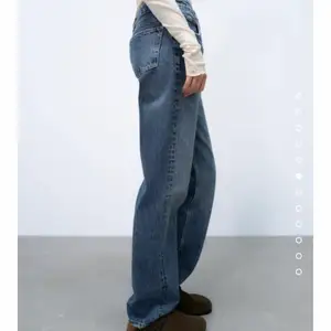 Intressekoll på dessa slutsålda Zara jeans i storlek 38,, säljer på grund av att jag ej använder,, prislapp är även kvar på. Skriv privat för fler bilder och endast seriösa köpare & och köpare står för frakt 