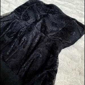 Jättefin svart fodralklänning med spets från VILA i storlek XS.  Enbart använd vid ett tillfälle 