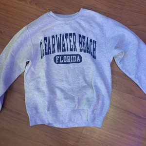 Tröja - säljer då den aldrig Kmr till användning längre jag minns it riktigt vilken storlek det är då jag råkat klippa bort lappen men skulle säga S och M