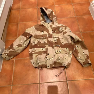 Stussy Camouflage vindjacka M - Stussy Camouflage vindjacka. Fint skick. Storlek M. Pris 600 kr. Om jag ska skicka den pris 666 kr. SMS eller Ring 0708942932k