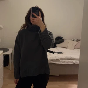 Grå Polo - Mörkgrå polo från HM. Använd 3 ggr. Väldigt mjuk och varm! Köpt för 300kr. Helt slutsåld 