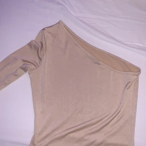 Tröja - Köptes ifrån H&M. Kostade runt 200, BUDA I KOMMENTARERNA!!