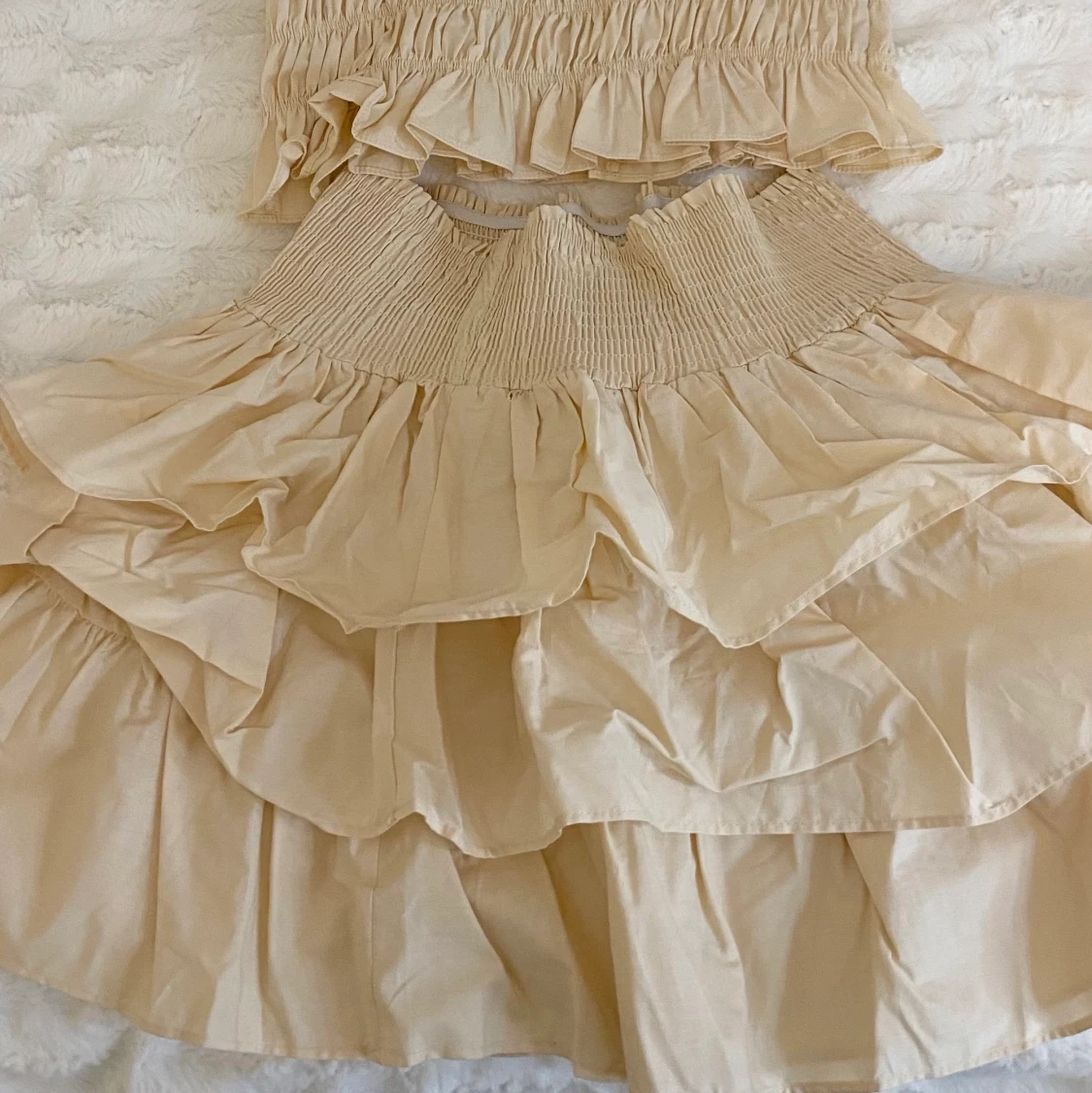 Smockad topp och volangkjol - 91