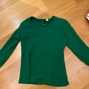 Långärmad tröja - Jättefin som jag säljer för att den tyvärr inte kommer till användning. Passar xs/s. Skriv för frågor eller bild med tröjan på eller något annat! Frakten anpassas efter önskemål. 