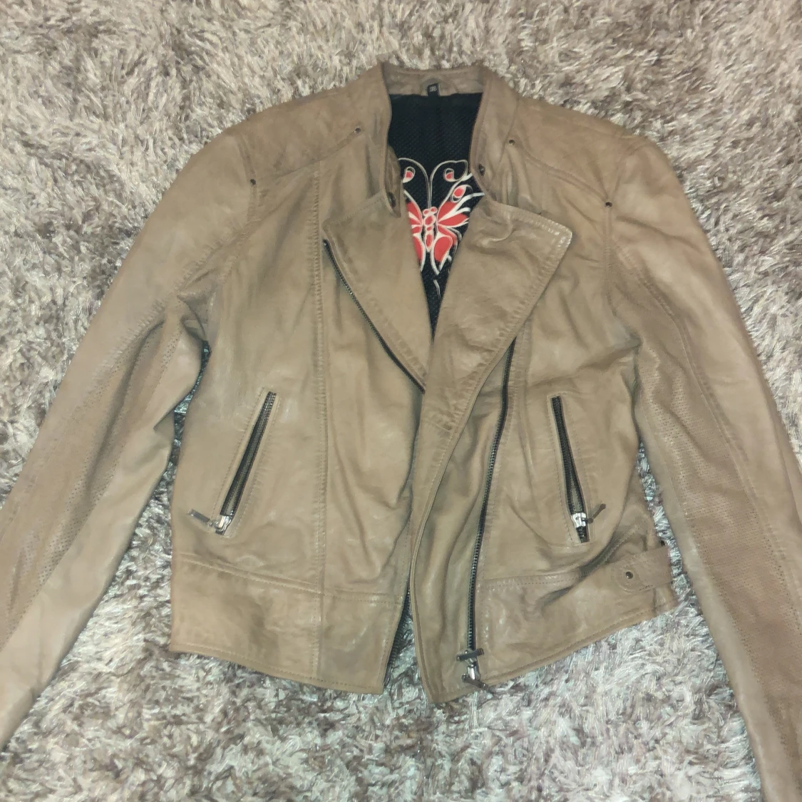 Skinnjacka i strl 38