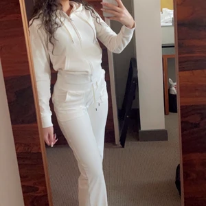 Juicy cuture - Nästan helt nytt juicy cuture sett i storlek S köpta för ungefär en månad sedan, använda cirka 3-4 gånger, säljer de tillsammans för 1800, pris kan diskuteras💞