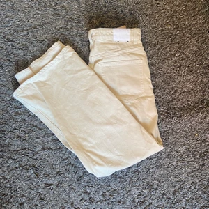 Jeans från werkday i storlek W26 L30 - Jag säljer mina beigea jeans från weekday i storlek W26 L30 eftersom dem är för små. Nästan oanvända endast använt ett fåtal gånger😊