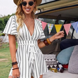 Somrig kort byxdress  - Den är i strl M men sitter som S. Köpt för 200kr men börja buda vid 100kr. Du står för frakten, fler bilder kan alltid skickas💖