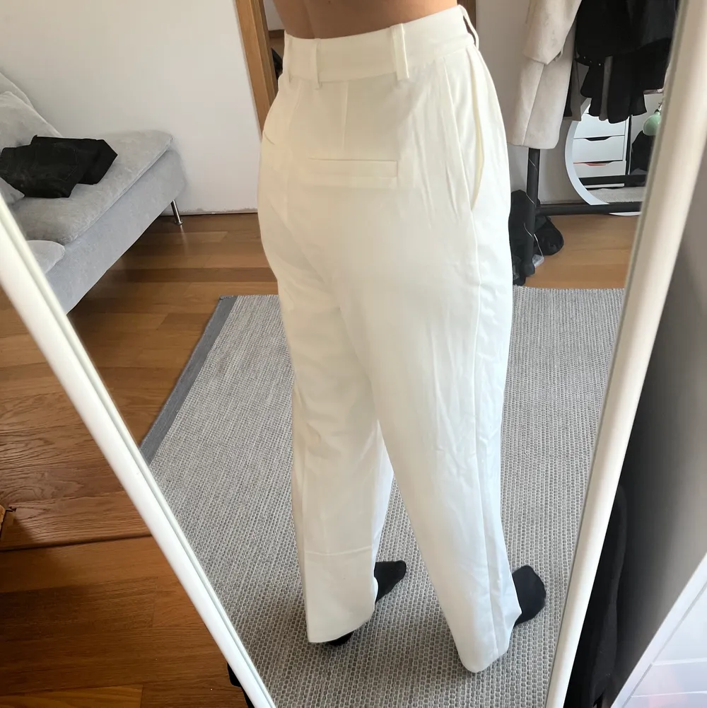 Jättefina vita kostymbyxor från nakd från Angelika blicks kollektion. Använda en gång och i jättebra skick. Passar mig jättebra i längden som är 173. 200kr utan frakt . Jeans & Byxor.