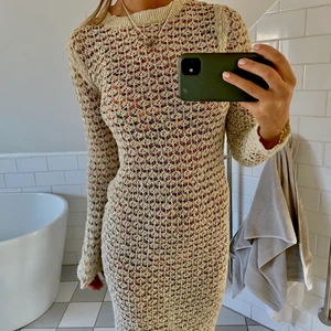 Zara Klänning - Superfin virkad strandklänning från Zara, endast använd någon gång, storlek L men jag är 173 och brukar ha M som referens❤️