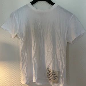T-shirt GANNI - T-shirt från Ganni i S. Bra skick och jättefin till ett par blå jeans nu till våren💜✨