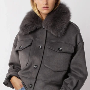 Meotine jacka - Säljer min fina meotine jacka inköpt i januari från Meotines egna hemsida! Det är Charlie Jacket Wool Grey! Använd i ca en månad så alltså i mycket fint skick! Helt slutsåld på hemsidan🤍går att ta av pälsen! Köpt för 2800 kr ny! Priset går att diskutera vid snabb affär🤍