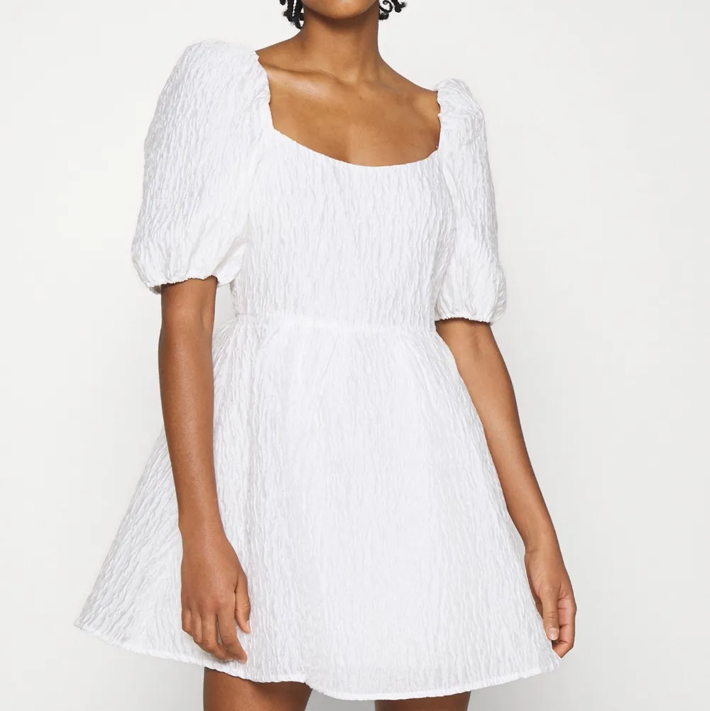 En vit klänning ifrån NA-KD, använd endast på skolavslutning. Väldigt fin! 🤍frakt tillkommer 📦. Klänningar.