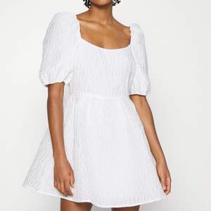 En vit klänning ifrån NA-KD, använd endast på skolavslutning. Väldigt fin! 🤍frakt tillkommer 📦