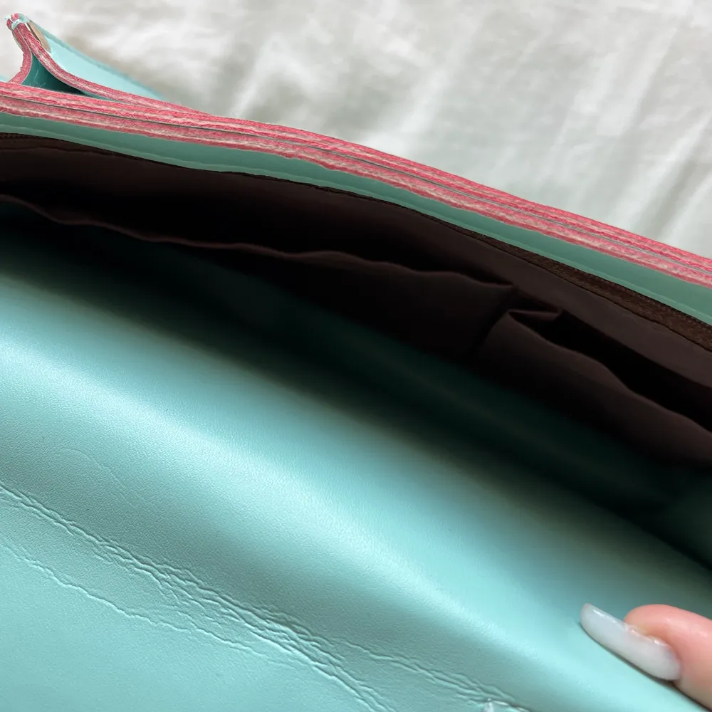 Super snygg väska som är rymlig, många fack i stora ”fickan” även ett fack yttre! Frakt betalar köparen🥰. Väskor.