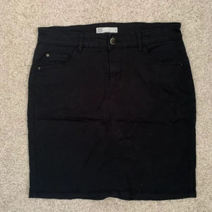 Cubus jeanskjol storlek L - En svart jeanskjol i storlek L med en liten slits på andra sidan. Den är perfekt med stretch med bra passform! Köparen står för frakten!🖤