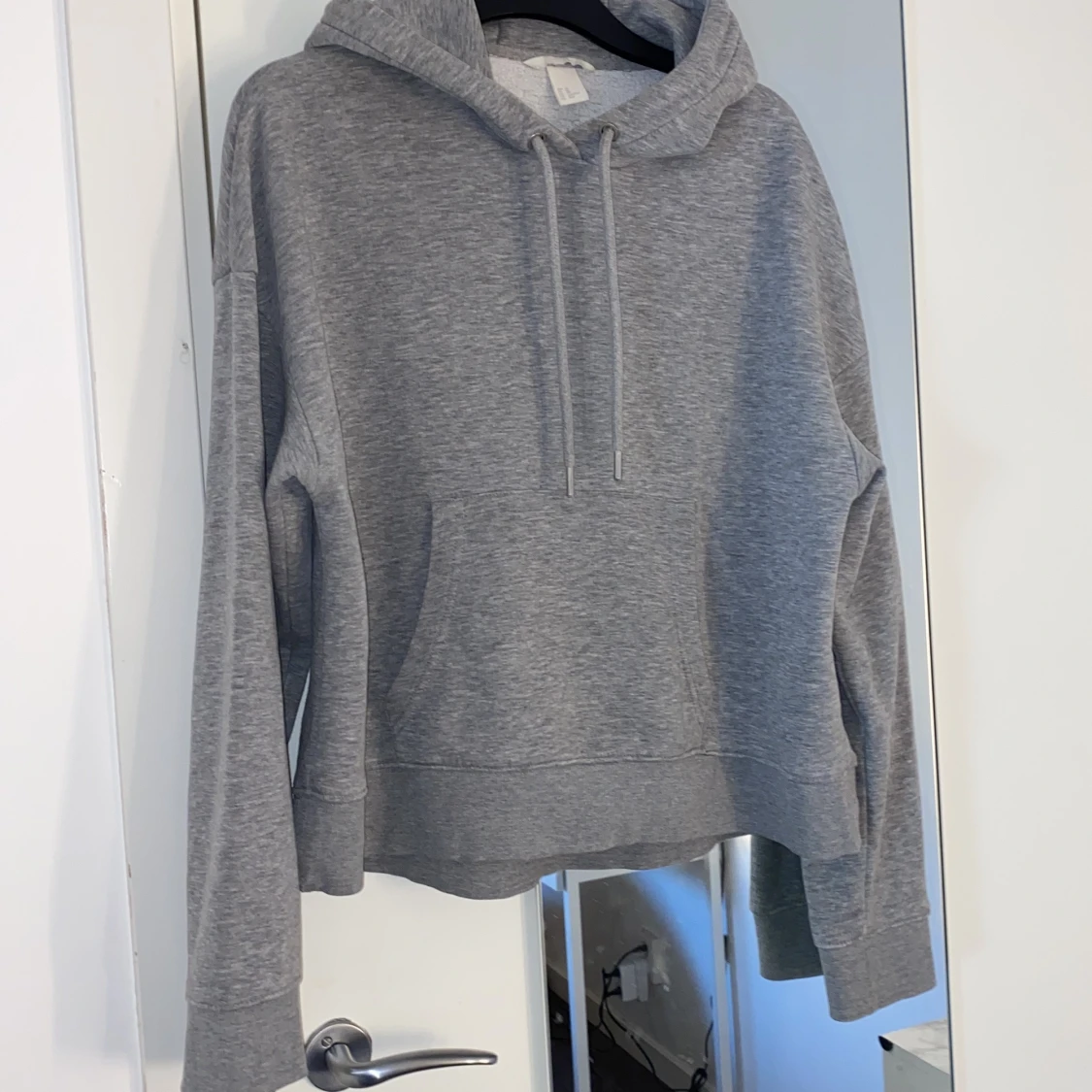 Grå hoodie