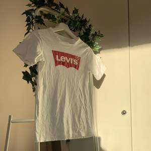En basic Levi’s t-shirt som är fantastisk till nästan vad som helst! Strl M men är liten i passform (skulle passa på någon som har XS-S också). Inte använd så mycket och behöver bara strykas lite grann! 🤍🤍