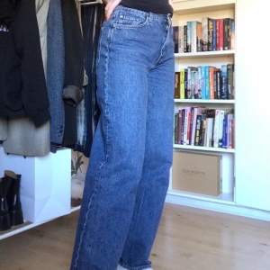 Assnygga jeans från weekday som tyvärr inte kommer till användning längre. De är i W27 och L32 och passar bra på mig som är 177 och brukar ha M i byxor. Skulle även passa S/XS om man vill ha dem lite baggy😍😍 de är i bra skick och frakt ingår inte i priset :)