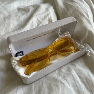 Chimi Eyewear - Oanvända asballa Chimi Eyewear solglasögon i färgen mango✨😇 Nypris är 1200kr