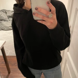 Hoodie - Svart basic hoodie. Storlek XS, från H&M tror jag. Säljer för 80kr❤️‍🩹❤️‍🩹