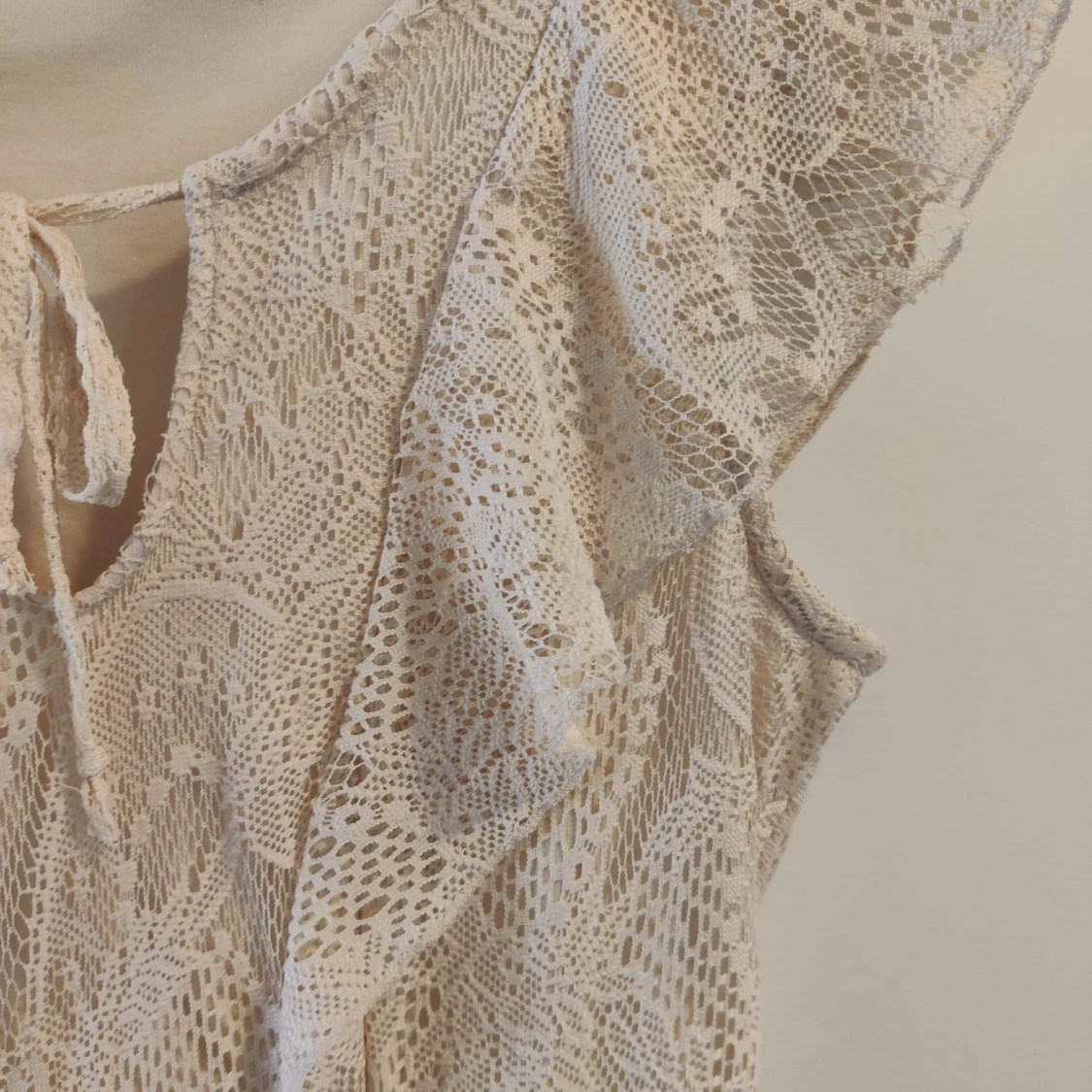 Asymmetrisk spetsklänning - 90