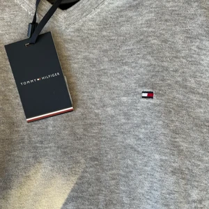 Tommy Hilfiger Sweatshirt  - Säljer denna tröja! Aldrig använd med prislappen kvar. Nypris 1200kr - säljer den för 450kr. Skriv gärna ifall ni vill ha mer bilder!🤩☀️