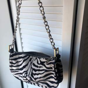 Ascool zebra väska som jag lagt till ett kedjeband till, har även kvar det svarta läderbandet!! Använd ett fåtal gången & så cool och unik!!💞