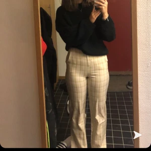 Rutiga kostymbyxor - Säljer mina kostymbyxor från AFJs kollektion med Nakd, superfina och jättesköna men passar tyvärr inte mig längre. Storlek 36 men skulle säga att den är stor i storleken så mer som en 38. Jag är 174 cm lång och de sitter perfekt i längden för mig, hör gärna av er för fler bilder