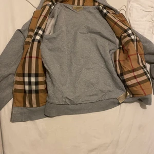 Burberry zip hoodie  - Tja säljer min burberry hoodie då jag är sugen på annat. Den har några små slitningar som knappt syns och saken som man drar dragkedjan med finns inte men den funkar utmärkt oavsett. Kom pm för mer bilder eller andra frågor😊