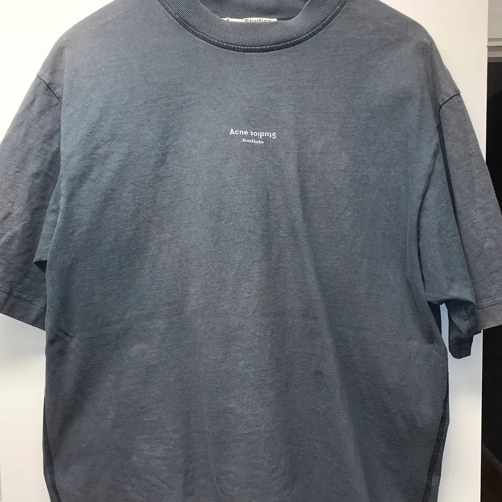 Acne studios t-shirt, cond 8/10, pris kan diskuteras, rätt stor i storlek . T-shirts.