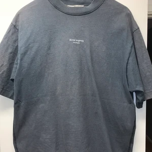 Acne studios t-shirt  - Acne studios t-shirt, cond 8/10, pris kan diskuteras, rätt stor i storlek 